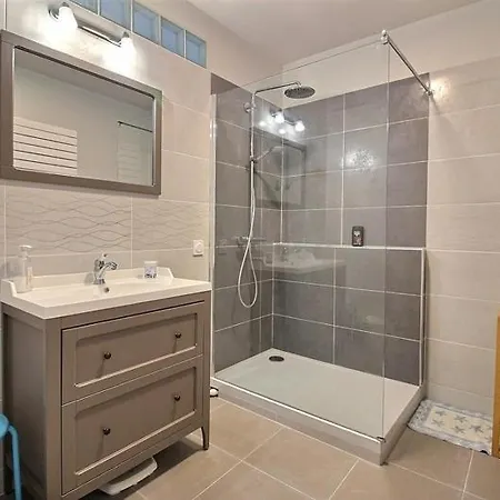 Annonce Professionnelle. Maison Idealement Situee A 100 M De La Plage, 3 Chambres, 7 Couchages Max. Vila *