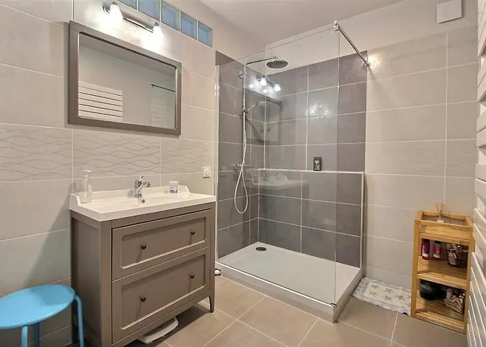 Annonce Professionnelle. Maison Idéalement Située à 100 M De La Plage, 3 Chambres, 7 Couchages Max. Villa *